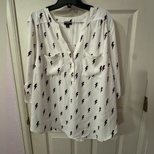 1x new Torrid White Harper Top with Black Lightning Pattern